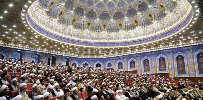 وقتی مردم در فقر دست و پا می زنند، حوزه های علمیه نباید از بودجه عمومی تغذیه کنند