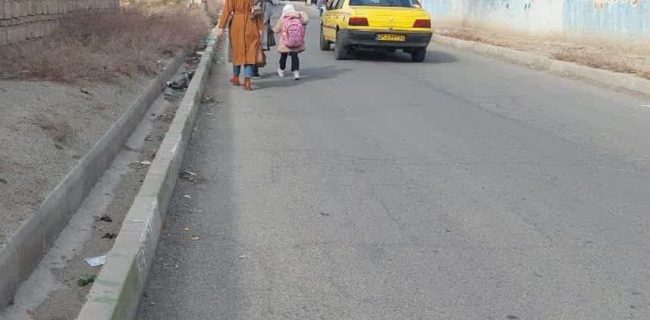 گلایه اهالی شهرک فرهنگیان رباط کریم از نبود پیاده‌رو/ زندگی در میدان خطر.‌‌..