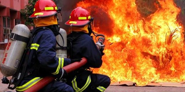 آتش‌سوزی گسترده در شهرک صنعتی کاظم آباد؛ 100 هزار لیتر تینر سه کارخانه را خاکستر کرد