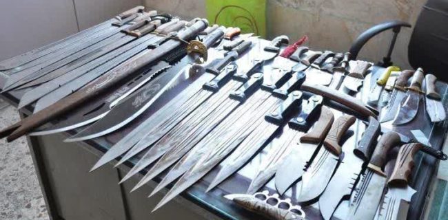 کلکسیون‌ سلاح های سرد در نیروی انتظامی بهارستان / پلیس این سلاح ها را از ۴۸ اوباش گرفته است
