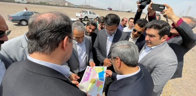 کلنگی دیگر در راه است/ دولت توان ساخت استادیوم ۴۰ هزار نفری رباط‌کریم را دارد؟                امروز با حضور مدیرکل فنی اماکن ورزشی کشور، از چند نقطه پیشنهادی برای احداث ورزشگاه ۴۰ هزار نفری و ورزشگاه  رباط‌کریم بازدید شد؛ طرحی که با پیگیری مستقیم قشقاوی نماینده این شهرستان در حال پیش رفتن است.                      در این بازدید، چند نقطه از شهر رباط‌کریم و پرند به‌عنوان گزینه‌های احداث این استادیوم مطرح شد و مقرر شد پس از بررسی‌های فنی نهایی، محل دقیق مشخص شود.                      البته پیش‌تر قشقاوی تلاش داشت بخشی از طرح استادیوم جدید پایتخت (مشابه ورزشگاه آزادی) را به این منطقه منتقل کند، اما حالا با عقب‌نشینی دولت از استادیوم جدید تهران، او این ایده استادیوم ۴۰ هزار نفری را دنبال می کند.                      کلنگی دیگر در راه است/ دولت توان ساخت استادیوم ۴۰ هزار نفری رباط‌کریم را دارد؟                امروز با حضور مدیرکل فنی اماکن ورزشی کشور، از چند نقطه پیشنهادی برای احداث ورزشگاه ۴۰ هزار نفری و ورزشگاه  رباط‌کریم بازدید شد؛ طرحی که با پیگیری مستقیم قشقاوی نماینده این شهرستان در حال پیش رفتن است.                      در این بازدید، چند نقطه از شهر رباط‌کریم و پرند به‌عنوان گزینه‌های احداث این استادیوم مطرح شد و مقرر شد پس از بررسی‌های فنی نهایی، محل دقیق مشخص شود.                      البته پیش‌تر قشقاوی تلاش داشت بخشی از طرح استادیوم جدید پایتخت (مشابه ورزشگاه آزادی) را به این منطقه منتقل کند، اما حالا با عقب‌نشینی دولت از استادیوم جدید تهران، او این ایده استادیوم ۴۰ هزار نفری را دنبال می کند.