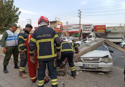تصادف عجیب در گلستان /پراید حریف تیر برق بتنی شد!
